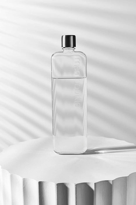 Slim memobottle 450 ml placed on a white surface