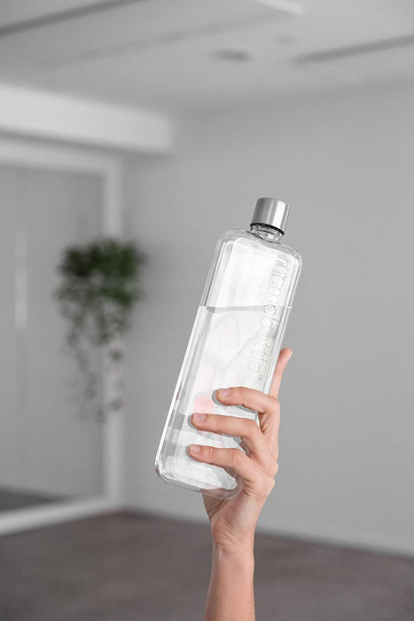 Person holding the slim memobottle 450 ml in a minimalist setting